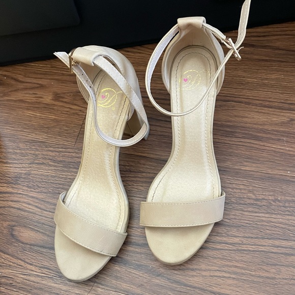 Nude high heels - Picture 2 of 3